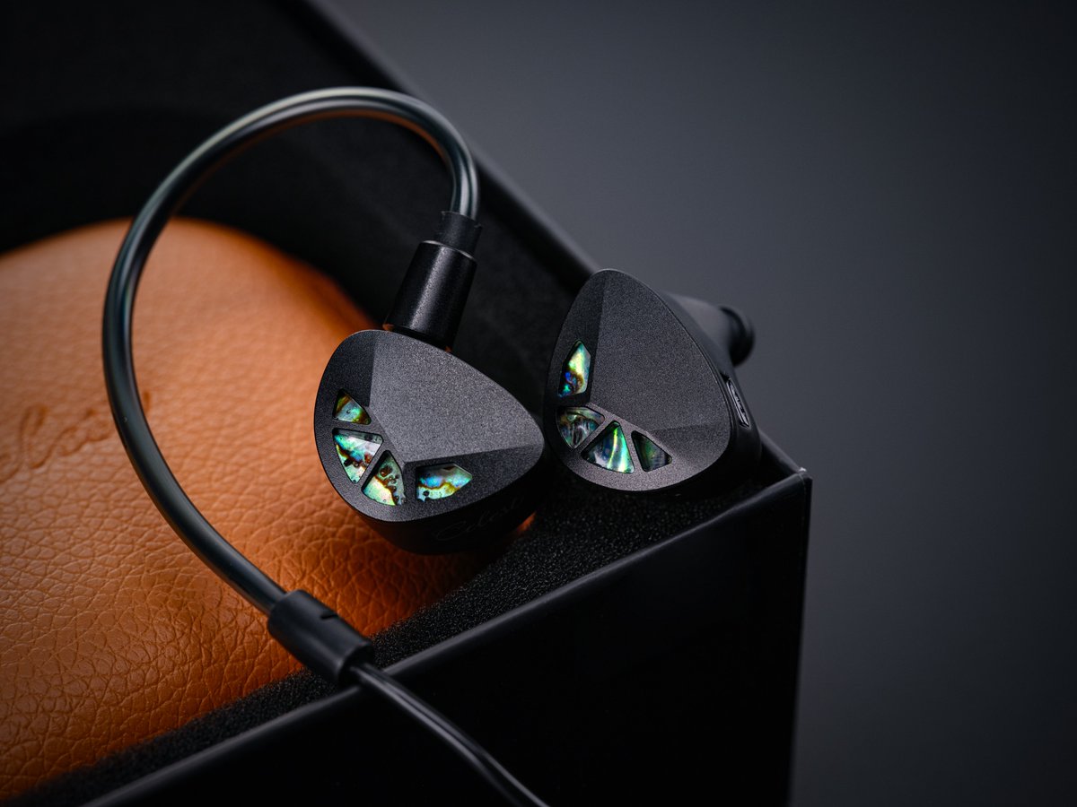 celestaudioLSR's tweet photo. Celestの最新フラッグシップヘッドセット「Kinera Celest SOL」をご紹介します。🎧

🔥骨伝導、マルチモード切り替え、高音質MEMSマイクを実用的に組み合わせた、機能満載のハイブリッドゲーミングIEMです。

-MEMSマイクはノイズキャンセリング、ミュート、4段階のゲイン調整に対応しています。
-インラインコントロールで4つのモード（足音ブースト／7.1サラウンド／低音ブースト／ノーマルモード）をいつでも切り替え可能です。

🔥ゲーミングIEMとして、優れたポジショニング、モードの柔軟性、マイクコントロールを実現。骨伝導による「知覚可能な低音域」が、他に類を見ない体験を提供します。

😻😻💘

✨おすすめユーザー：FPS/競技ゲーマー（足音とポジショニングが重要）
✨ゲームと音楽鑑賞の両方に使えるヘッドセットをお探しの方
✨軽量で多機能、Type-Cでデバイスに直接接続できるヘッドセットをお探しの方
https://t.co/ug8U0q2ivq