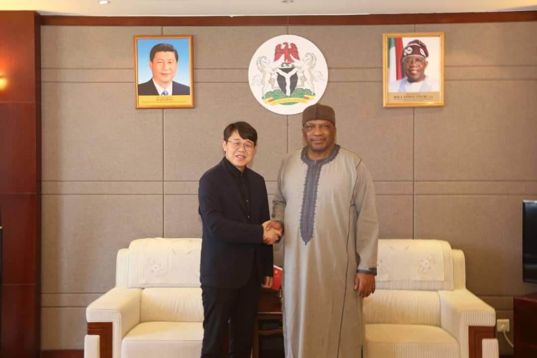 MYPD2020's tweet photo. Andy Wang, Chief Representative Officer, First Bank of Nigeria Ltd., Beijing, China, was on courtesy call on me to exchange views and to seek my advice on the current business environment and the specific needs of the Nigerians in China. Furthermore, we dicussed the role cross-border RMB (chinese currency)  settlement in facilitating and streamlining trade between China and Nigeria. We agreed to co-host a Roundtable seminar for Nigerian and Chinese businesses to foster stronger business ties and provide a platform for dialogue and partnership.