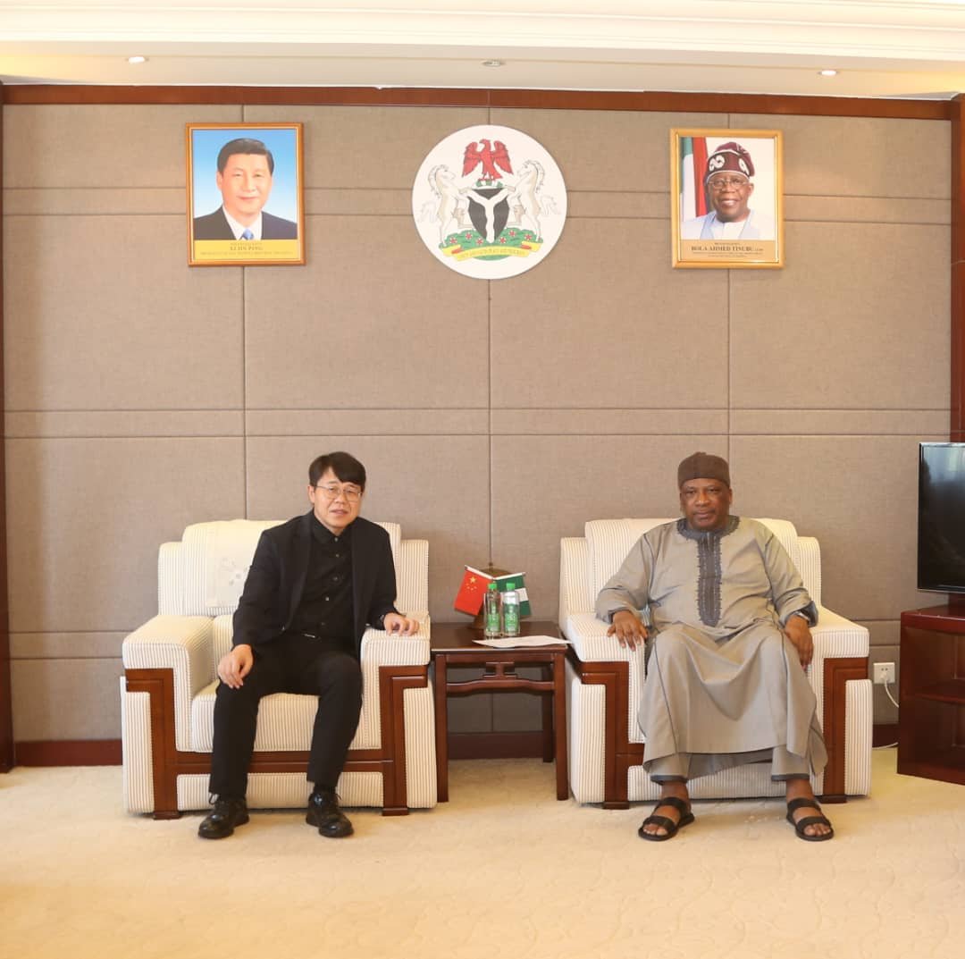 MYPD2020's tweet photo. Andy Wang, Chief Representative Officer, First Bank of Nigeria Ltd., Beijing, China, was on courtesy call on me to exchange views and to seek my advice on the current business environment and the specific needs of the Nigerians in China. Furthermore, we dicussed the role cross-border RMB (chinese currency)  settlement in facilitating and streamlining trade between China and Nigeria. We agreed to co-host a Roundtable seminar for Nigerian and Chinese businesses to foster stronger business ties and provide a platform for dialogue and partnership.