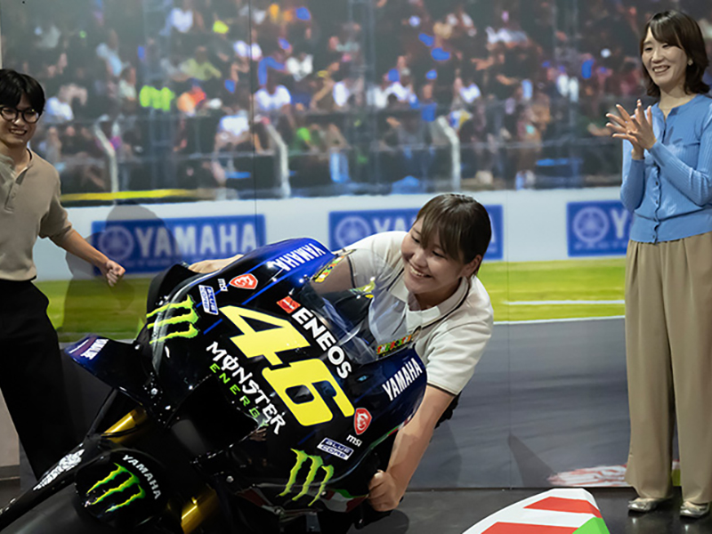 yamaha_bike's tweet photo. ＼集まれー！バイクがちょっと気になる女子中高生／

8/21（金）12:30〜 Girls Meet STEM
ヤマハ発動機工場見学ツアー
￣￣￣￣￣￣￣￣￣￣￣￣￣
【応募締切：7/21(火) 12:00💨】

🔹 最新❗二輪車組立工場見学
コンベアなし！　AGV（自動搬送車）が1台ずつバイクを運ぶ、最先端の多品種変量生産の現場を間近で！

🔹 コミュニケーションプラザ見学
さまざまな乗り物を見て、触れて、乗れる企業ミュージアム

🔹 女性社員と座談会
世界を舞台に活躍する理系の女性社員から、リアルな仕事の面白さを直接聞けちゃいます

☝️ヤマハ発動機では、女子中高生のみなさんが、STEM（科学・技術・工学・数学）分野で学ぶ人や働く人、現場に触れることで、自分のやりたいことや関心のあることを見つける機会を提供する「Girls Meet STEM」の趣旨に賛同し参画しています