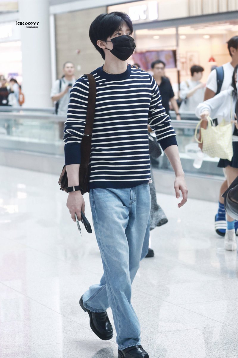 nowtomymin's tweet photo. dd pergi pake sepatu trs pas sampe udah ganti jadi sendal OH I HOPE YOURE OKAY DD😭😭😭😭 sedih bgt loh aku😭😭😭😭 cepet sembuh ya sayangkuuuuuu😭 https://t.co/8l5bBuhHOI