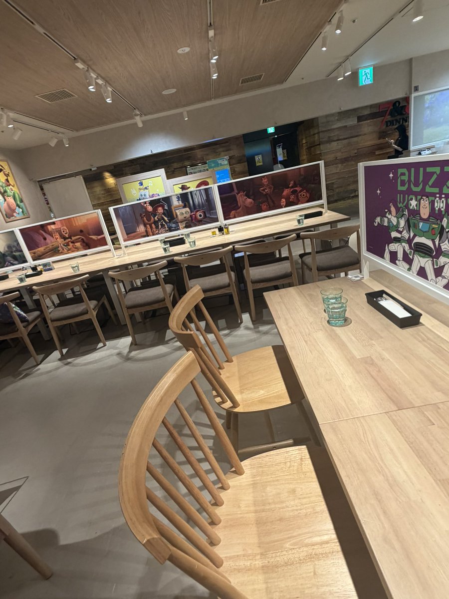 kaf_jqr's tweet photo. 悲報 
ロルカナ 
ウッディ低過ぎて店がガラガラに😱

#ロルカナ
#トイストーリー５ https://t.co/d6wDOPFBdM