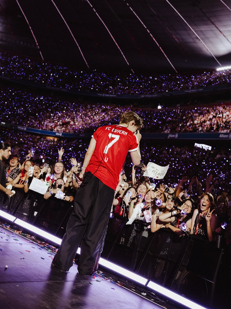 artsykooks's tweet photo. The moment vs the picture 💜 https://t.co/0FHN7UzYd7