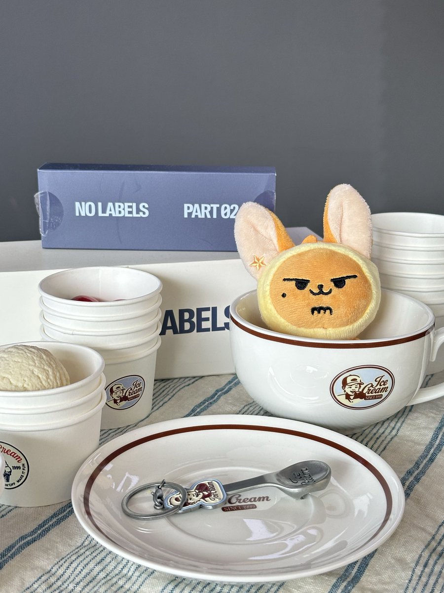 txtfloof's tweet photo. visited the pop-up today 🍨 it was set up so prettily 💙💛 https://t.co/cN5SBdxRBf