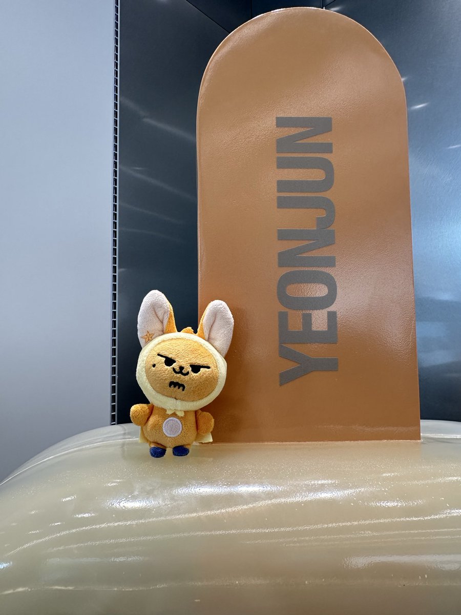 txtfloof's tweet photo. visited the pop-up today 🍨 it was set up so prettily 💙💛 https://t.co/cN5SBdxRBf