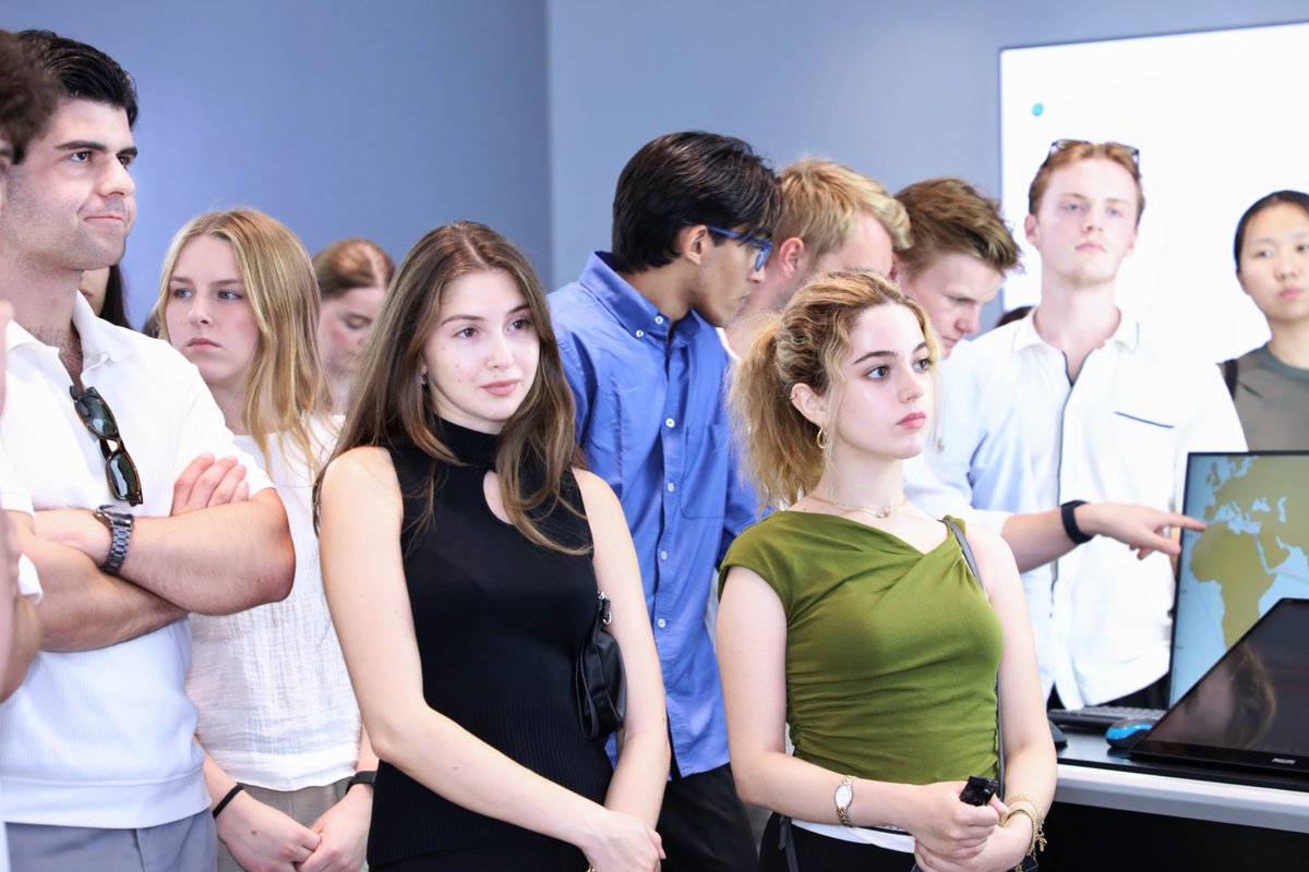 COSCOSHIPPING's tweet photo. 💻Students from the University of Piraeus, Copenhagen Business School, and Shanghai Maritime University recently visited COSCO SHIPPING Technology. They explored key shipping digitization practices, including intelligent navigation, AI’s transformative impact, and future digital trends. By bridging industry and academia, we’re proud to offer global youth hands-on experience in real-world industrial settings.🚢
 
#COSCOSHIPPING #SailingTogether