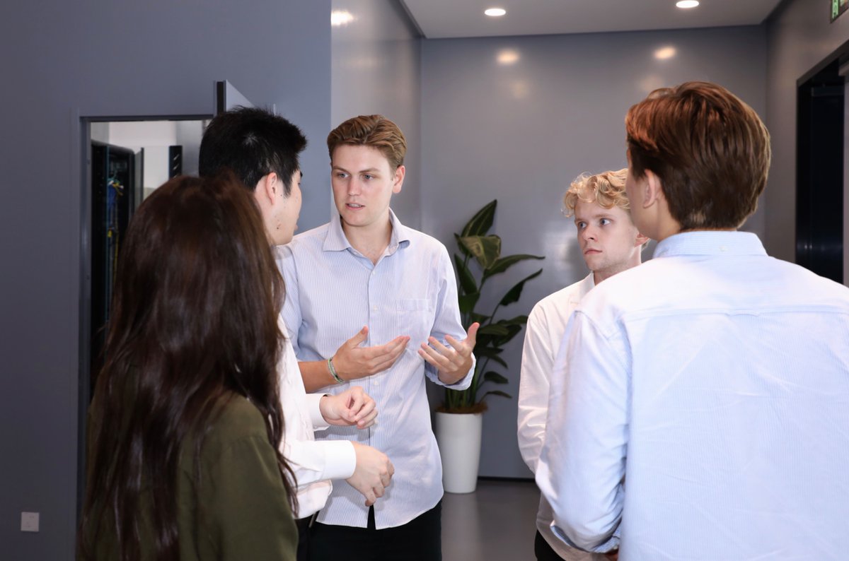 COSCOSHIPPING's tweet photo. 💻Students from the University of Piraeus, Copenhagen Business School, and Shanghai Maritime University recently visited COSCO SHIPPING Technology. They explored key shipping digitization practices, including intelligent navigation, AI’s transformative impact, and future digital trends. By bridging industry and academia, we’re proud to offer global youth hands-on experience in real-world industrial settings.🚢
 
#COSCOSHIPPING #SailingTogether