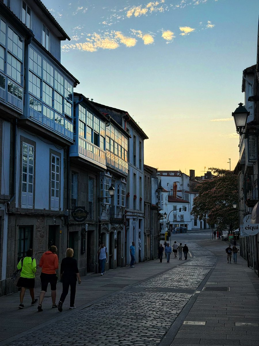 composteladaily's tweet photo. Reflexo do solpor nas galerías da Porta do Camiño https://t.co/tNlnqxAjQg