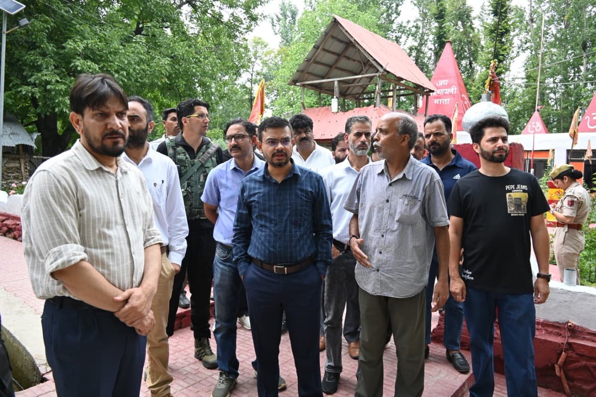 DcKulgam's tweet photo. #DCKulgam Shahzad Alam visited Mata Kulwagishori Temple Bungam Kulgam &amp; Mata Katyani Temple, Kakran to review &amp; finalise arrangements for the Annual Maha Yagya.He directed all concerned deptts to put in place elaborate arrangements for the smooth conduct of the religious event. https://t.co/yKxbeg7EMb