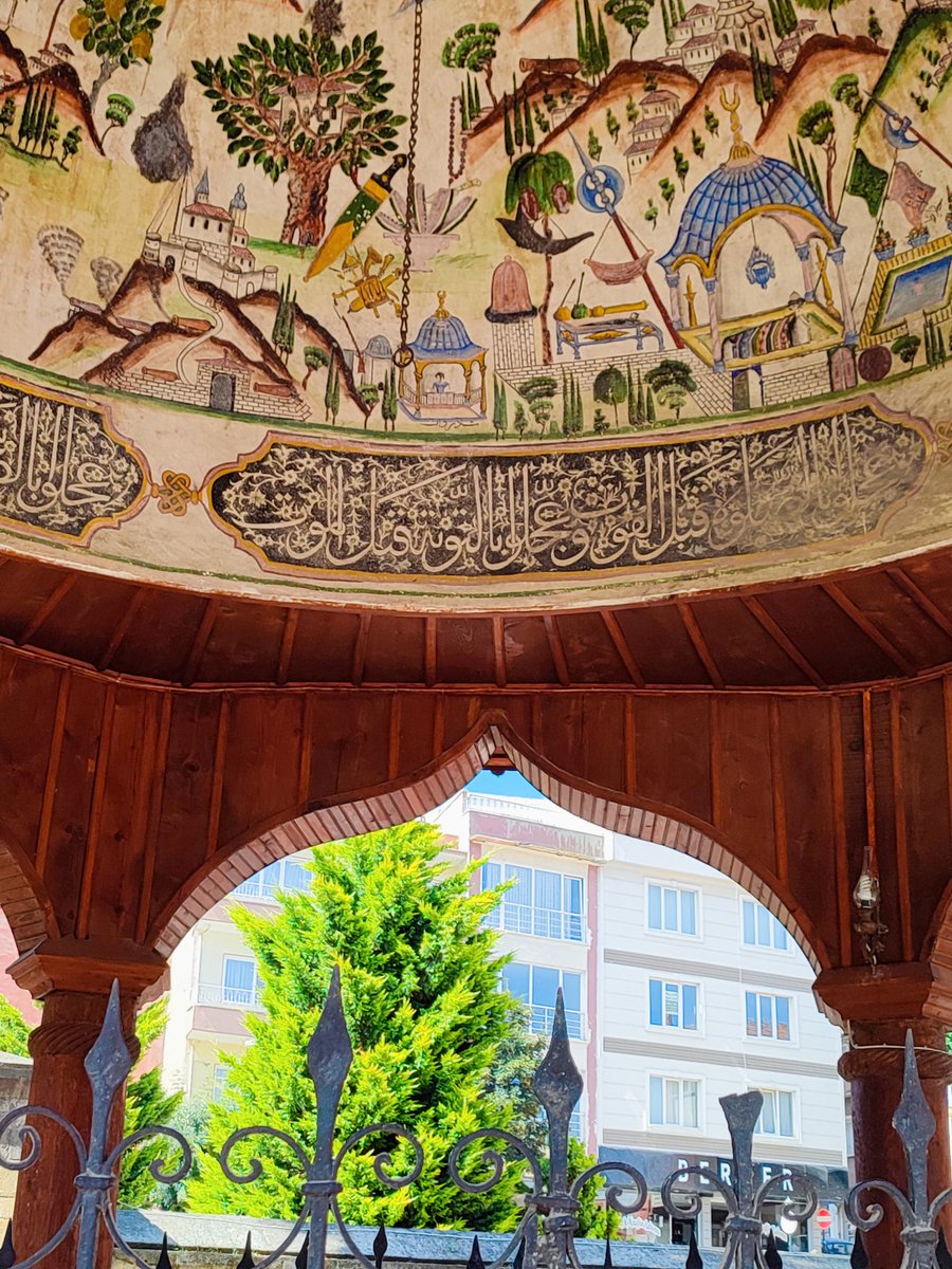 Osmzsmz's tweet photo. 19. Yüzyılda Nakkaş Zileli Emîn tarafından yapıldığı bilinen kurşun kaplamalı şadırvan külahının iç süslemesinde, İstanbul Amasya ve Viyana tasviri ayrıca kubbe ortasında çeşitli meyveler, bitkisel bezemeler ve tarikât sembolleri yer alır. 

📍Merzifon'lu Kara Mustafa Paşa Câmi https://t.co/qJPNo0PsC7