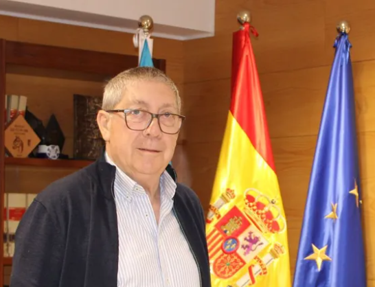 FEGAMP's tweet photo. ⚫O presidente da @FEGAMP, @albertovapaz, e o #municipalismogalego, lamenta profundamente a morte de Vicente Gómez alcalde de #CastrelodoVal.
Dende a #FEGAMP quérese achegar todo o agarimo á súa familia, amizades, e á veciñanza de Castrelo do Val nestes tristes momentos. https://t.co/zFJtY7ciUx