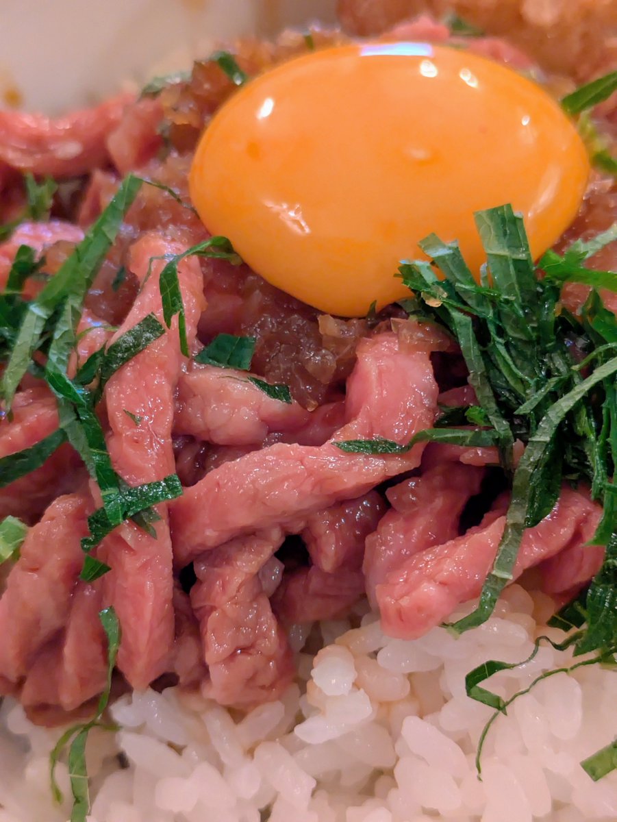 funazo's tweet photo. 川口肉料理製作所
和牛トロタルタルユッケ丼（1日限定5食）
和牛ホルモン唐揚げ3個

肉が美味しいお店。メインのユッケ丼は見えてる以上にたっぷりのお肉、サラダにちょっと入ってるコーンビーフ、キムチ、スープ全てが美味しい。キムチ販売してほしい！ごちそうさまでした🍖✨ https://t.co/OcfwKMivsY