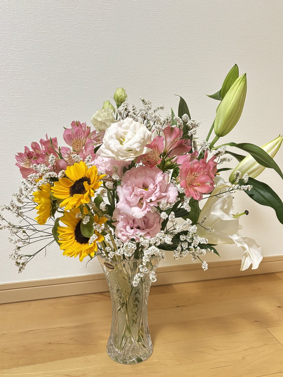 mamaSDX's tweet photo. 15日で56歳になった！
旦那は恒例の花束、百合が豪華✨娘から国産うなぎが！☺️
高校時代の友人はチョコとムースのブルドッグケーキ🎂リアルで食べるの可哀想だけど美味しかった😊
いつもお出かけに誘ってくれる友人からは良い香りのネイルオイルを頂いた💅56歳は少しポジティブに頑張れたらいいなぁ💪 https://t.co/LcWAtMFjUn