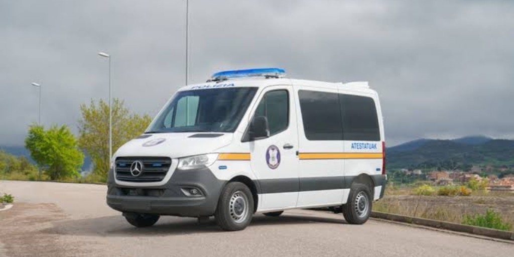 DonostiakoUdala's tweet photo. ❗ Gogoan izan
👮‍♀️ Udaltzaingoaren Unitate Mugikor Aurreratuak
📍Kontxa (Cervantes plaza)
📍Zurriola (Kursaaleko aparkalekuaren ondoan)
📍Boulevard (San Juan kalea)
⏰ Hondartzako bi guneetako ordutegia egunero 09:00-20:30, ekainaren 22tik irailaren 30era
⏰ Boulevardeko unitatea: gaueko txandan asteburuetan eta jaiegunetan
➦ https://t.co/t0Lb5LdFsF

#Donostia #SanSebastian #InfoDSS #udaltzaingoa #GuardiaMunicipal