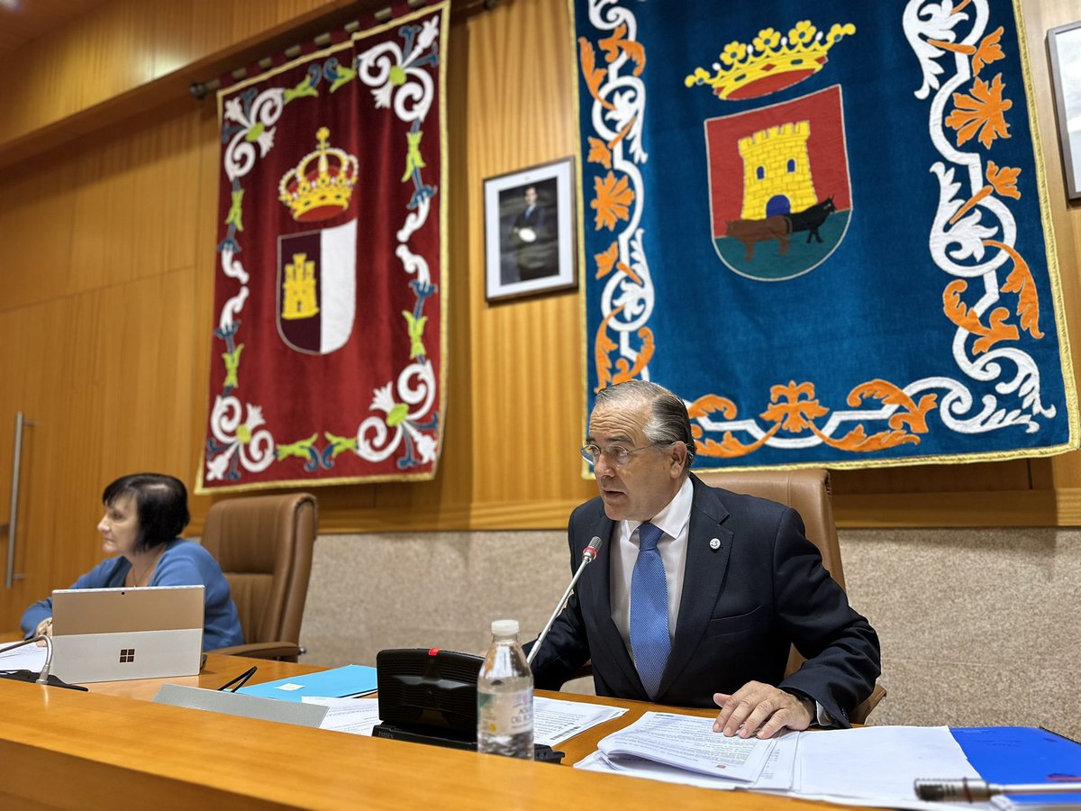 TalaveraAyto's tweet photo. El alcalde defiende la lealtad institucional tras la ausencia de la oposición en el Pleno

👉 https://t.co/DtJ9TlUQD0 https://t.co/Ew2XULLZIQ