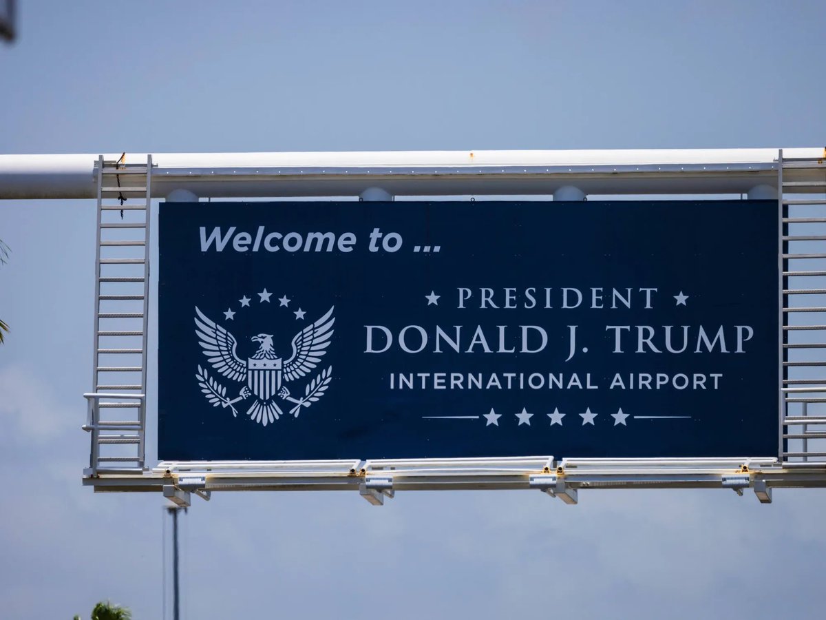 RonallChersan's tweet photo. 🇺🇸สนามบิน Florida Palm Beach Intl.Airport ในรัฐฟลอริดาของสหรัฐฯ เปลี่ยนชื่อเป็น President Donald J. Trump Intl.Airport แล้ว เพื่อเป็นเกียรติแก่ ปธน. โดนัลด์ ทรัมป์

🔴 บางสายการบิน เช่น United Airlines ต้องยอมให้ผู้โดยสารที่มีตั๋วเข้า-ออกสนามบินนี้ สามารถเปลี่ยนไปสนามบิน Miami หรือ Ford Lauderdale แทนได้โดยไม่มีค่าใช้จ่าย

เนื่องจากผู้โดยสารจำนวนมากยืนยันที่จะยอมทิ้งตั๋ว เพราะไม่สบายใจที่จะไปใช้บริการสนามบินชื่อดังกล่าว