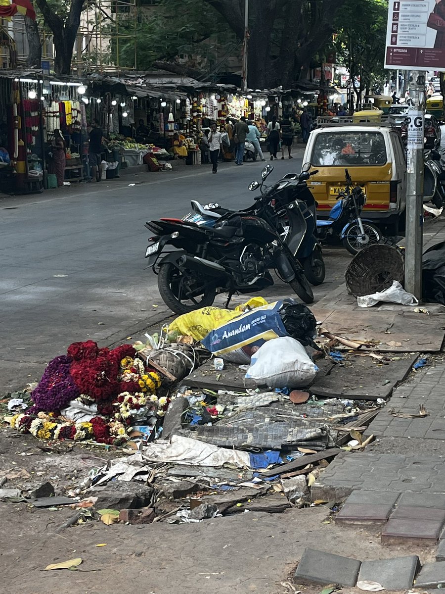 kanyadibjp's tweet photo. Time 2.55 pm  noon Date 17/07/2026  , place Malleshwaram Sampige Road between 11 th and 13 th cross this is the pathetic state of affairs @bbmpcommr @krishnabgowda Sir @BlrCityPolice @blrcitytraffic @GBAChiefComm @GBA_office https://t.co/ZZBvFuTHYa