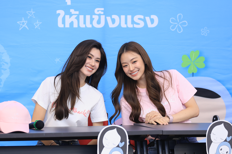 Clicknews_tv's tweet photo. ลีน่า–หมิว” แท็กทีมแฟนคลับทำบุญ ส่งต่อพลังรัก “LITTLE MIRACLE in My Safe Zone” ช่วยผู้ป่วยเด็ก ICU สถาบันสุขภาพเด็กแห่งชาติมหาราชินี

#LMLenaMiuXLittleMiracle 
#LenaMiu #ลีน่าหมิว

เรียกว่าเป็นอีกหนึ่งโมเมนต์สุดประทับใจของสองนักแสดงสาวจากช่อง 3 “ลีน่า ลลินา” และ “หมิว ณัชชา” ควงคู่แท็กทีมแฟนคลับร่วมสร้างบุญครั้งใหญ่ ผ่านกิจกรรมสุดเอ็กซ์คลูซีฟ “LENA ♡ MIU LITTLE MIRACLE in My Safe Zone” ณ ห้องประชุมชั้น 27 อาคารเฉลิมพระเกียรติฯ สถาบันสุขภาพเด็กแห่งชาติมหาราชินี เมื่อวันที่ 15 กรกฎาคม 2569 เพื่อส่งต่อกำลังใจและระดมทุนจัดซื้ออุปกรณ์การแพทย์ขั้นสูงสำหรับห้องผู้ป่วยเด็กวิกฤต (ICU)

บรรยากาศภายในงานเต็มไปด้วยความอบอุ่นจากกลุ่มแฟนคลับผู้มีจิตศรัทธากว่า 250 คนเข้าร่วมกิจกรรม ทั้งนี้ ได้รับเกียรติจาก นพ.อาคม ชัยวีระวัฒนะ ผู้อำนวยการสถาบันสุขภาพเด็กแห่งชาติมหาราชินี และ คุณปริศนา กล่ำพินิจ รองผู้ช่วยกรรมการผู้อำนวยการ กิจการองค์กร สถานีโทรทัศน์ไทยทีวีสีช่อง 3 ร่วมเสริมพลังแห่งการให้ พร้อมด้วย นพ.ชลัญธร หาญนิรัญกูร (คุณหมอทะเล) ศัลยแพทย์คนรุ่นใหม่ ตัวแทนจากมูลนิธิโรงพยาบาลเด็ก ทำหน้าที่ดำเนินกิจกรรม โดยหนึ่งในไฮไลต์สำคัญคือ การมอบ “L&M หมวกแก๊ปสีชมพูรุ่นพิเศษ” พร้อมลายเซ็นของลีน่าและหมิว ให้แก่ผู้ร่วมบริจาคที่ได้รับคัดเลือกจำนวน 250 คน เพื่อเป็นของที่ระลึกแทนคำขอบคุณจากทั้งสองสาว และเป็นสัญลักษณ์ของการร่วมสร้าง “ปาฏิหาริย์เล็ก ๆ” ให้กับผู้ป่วยเด็ก

ลีน่าและหมิวเผยความรู้สึกว่า แคมเปญนี้เริ่มต้นจากคำว่า “Safe Zone” เพราะทั้งคู่เชื่อว่าความรักและกำลังใจจากแฟนคลับคือพื้นที่ปลอดภัยที่คอยโอบอุ้มเสมอ จึงอยากส่งต่อพลังแห่งความรักนั้นไปยังน้อง ๆ ผู้ป่วยเด็กในห้อง ICU เพื่อให้อุปกรณ์ทางการแพทย์และห้องผู้ป่วยกลายเป็นพื้นที่แห่งความหวัง ที่ช่วยเพิ่มโอกาสในการรักษาและทำให้เด็ก ๆ ได้กลับไปใช้ชีวิตอย่างสดใสอีกครั้ง

ด้าน นพ.ชลัญธร หาญนิรัญกูร กล่าวว่า ทุกวินาทีในห้อง ICU คือการต่อสู้เพื่อชีวิต อุปกรณ์การแพทย์ที่ทันสมัยจึงมีบทบาทสำคัญในการเพิ่มโอกาสรอดชีวิตของผู้ป่วยเด็ก พร้อมขอบคุณความร่วมมือจากศิลปินและแฟนคลับที่ร่วมกันเป็นพลังสำคัญในการสร้างโอกาสและเติมเต็มการรักษาให้กับเด็ก ๆ อย่างเป็นรูปธรรม
นับเป็นอีกหนึ่งกิจกรรมที่สะท้อนให้เห็นถึงพลังของศิลปินและแฟนคลับที่ไม่ได้มีเพียงแรงสนับสนุนในวงการบันเทิง แต่ยังร่วมกันส่งต่อความรัก ความหวัง และโอกาสในการมีชีวิตใหม่ให้กับน้อง ๆ ผู้ป่วยเด็กวิกฤต ผ่านแคมเปญ “LITTLE MIRACLE in My Safe Zone” ได้อย่างงดงาม โดยสามารถบริจาคเพิ่มเติมผ่าน ธนาคารทหารไทยธนชาต

ชื่อบัญชี: มูลนิธิโรงพยาบาลเด็ก กองทุนอาคารเฉลิมพระเกียรติฯ เลขที่บัญชี: 038 107 6900 หรือบริจาคตรงทาง เว็บไซต์: https://t.co/DI0DCbrCR2 (ลดหย่อนภาษีได้ 2 เท่า)
สอบถามข้อมูลเพิ่มเติม: โทรศัพท์: 02-640 9363 หรือ 088-874-4671
เว็บไซต์: https://t.co/DI0DCbrCR2
