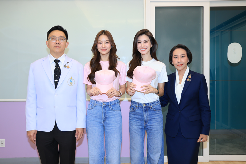 Clicknews_tv's tweet photo. ลีน่า–หมิว” แท็กทีมแฟนคลับทำบุญ ส่งต่อพลังรัก “LITTLE MIRACLE in My Safe Zone” ช่วยผู้ป่วยเด็ก ICU สถาบันสุขภาพเด็กแห่งชาติมหาราชินี

#LMLenaMiuXLittleMiracle 
#LenaMiu #ลีน่าหมิว

เรียกว่าเป็นอีกหนึ่งโมเมนต์สุดประทับใจของสองนักแสดงสาวจากช่อง 3 “ลีน่า ลลินา” และ “หมิว ณัชชา” ควงคู่แท็กทีมแฟนคลับร่วมสร้างบุญครั้งใหญ่ ผ่านกิจกรรมสุดเอ็กซ์คลูซีฟ “LENA ♡ MIU LITTLE MIRACLE in My Safe Zone” ณ ห้องประชุมชั้น 27 อาคารเฉลิมพระเกียรติฯ สถาบันสุขภาพเด็กแห่งชาติมหาราชินี เมื่อวันที่ 15 กรกฎาคม 2569 เพื่อส่งต่อกำลังใจและระดมทุนจัดซื้ออุปกรณ์การแพทย์ขั้นสูงสำหรับห้องผู้ป่วยเด็กวิกฤต (ICU)

บรรยากาศภายในงานเต็มไปด้วยความอบอุ่นจากกลุ่มแฟนคลับผู้มีจิตศรัทธากว่า 250 คนเข้าร่วมกิจกรรม ทั้งนี้ ได้รับเกียรติจาก นพ.อาคม ชัยวีระวัฒนะ ผู้อำนวยการสถาบันสุขภาพเด็กแห่งชาติมหาราชินี และ คุณปริศนา กล่ำพินิจ รองผู้ช่วยกรรมการผู้อำนวยการ กิจการองค์กร สถานีโทรทัศน์ไทยทีวีสีช่อง 3 ร่วมเสริมพลังแห่งการให้ พร้อมด้วย นพ.ชลัญธร หาญนิรัญกูร (คุณหมอทะเล) ศัลยแพทย์คนรุ่นใหม่ ตัวแทนจากมูลนิธิโรงพยาบาลเด็ก ทำหน้าที่ดำเนินกิจกรรม โดยหนึ่งในไฮไลต์สำคัญคือ การมอบ “L&M หมวกแก๊ปสีชมพูรุ่นพิเศษ” พร้อมลายเซ็นของลีน่าและหมิว ให้แก่ผู้ร่วมบริจาคที่ได้รับคัดเลือกจำนวน 250 คน เพื่อเป็นของที่ระลึกแทนคำขอบคุณจากทั้งสองสาว และเป็นสัญลักษณ์ของการร่วมสร้าง “ปาฏิหาริย์เล็ก ๆ” ให้กับผู้ป่วยเด็ก

ลีน่าและหมิวเผยความรู้สึกว่า แคมเปญนี้เริ่มต้นจากคำว่า “Safe Zone” เพราะทั้งคู่เชื่อว่าความรักและกำลังใจจากแฟนคลับคือพื้นที่ปลอดภัยที่คอยโอบอุ้มเสมอ จึงอยากส่งต่อพลังแห่งความรักนั้นไปยังน้อง ๆ ผู้ป่วยเด็กในห้อง ICU เพื่อให้อุปกรณ์ทางการแพทย์และห้องผู้ป่วยกลายเป็นพื้นที่แห่งความหวัง ที่ช่วยเพิ่มโอกาสในการรักษาและทำให้เด็ก ๆ ได้กลับไปใช้ชีวิตอย่างสดใสอีกครั้ง

ด้าน นพ.ชลัญธร หาญนิรัญกูร กล่าวว่า ทุกวินาทีในห้อง ICU คือการต่อสู้เพื่อชีวิต อุปกรณ์การแพทย์ที่ทันสมัยจึงมีบทบาทสำคัญในการเพิ่มโอกาสรอดชีวิตของผู้ป่วยเด็ก พร้อมขอบคุณความร่วมมือจากศิลปินและแฟนคลับที่ร่วมกันเป็นพลังสำคัญในการสร้างโอกาสและเติมเต็มการรักษาให้กับเด็ก ๆ อย่างเป็นรูปธรรม
นับเป็นอีกหนึ่งกิจกรรมที่สะท้อนให้เห็นถึงพลังของศิลปินและแฟนคลับที่ไม่ได้มีเพียงแรงสนับสนุนในวงการบันเทิง แต่ยังร่วมกันส่งต่อความรัก ความหวัง และโอกาสในการมีชีวิตใหม่ให้กับน้อง ๆ ผู้ป่วยเด็กวิกฤต ผ่านแคมเปญ “LITTLE MIRACLE in My Safe Zone” ได้อย่างงดงาม โดยสามารถบริจาคเพิ่มเติมผ่าน ธนาคารทหารไทยธนชาต

ชื่อบัญชี: มูลนิธิโรงพยาบาลเด็ก กองทุนอาคารเฉลิมพระเกียรติฯ เลขที่บัญชี: 038 107 6900 หรือบริจาคตรงทาง เว็บไซต์: https://t.co/DI0DCbrCR2 (ลดหย่อนภาษีได้ 2 เท่า)
สอบถามข้อมูลเพิ่มเติม: โทรศัพท์: 02-640 9363 หรือ 088-874-4671
เว็บไซต์: https://t.co/DI0DCbrCR2