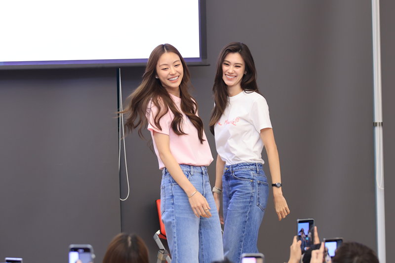 Clicknews_tv's tweet photo. ลีน่า–หมิว” แท็กทีมแฟนคลับทำบุญ ส่งต่อพลังรัก “LITTLE MIRACLE in My Safe Zone” ช่วยผู้ป่วยเด็ก ICU สถาบันสุขภาพเด็กแห่งชาติมหาราชินี

#LMLenaMiuXLittleMiracle 
#LenaMiu #ลีน่าหมิว

เรียกว่าเป็นอีกหนึ่งโมเมนต์สุดประทับใจของสองนักแสดงสาวจากช่อง 3 “ลีน่า ลลินา” และ “หมิว ณัชชา” ควงคู่แท็กทีมแฟนคลับร่วมสร้างบุญครั้งใหญ่ ผ่านกิจกรรมสุดเอ็กซ์คลูซีฟ “LENA ♡ MIU LITTLE MIRACLE in My Safe Zone” ณ ห้องประชุมชั้น 27 อาคารเฉลิมพระเกียรติฯ สถาบันสุขภาพเด็กแห่งชาติมหาราชินี เมื่อวันที่ 15 กรกฎาคม 2569 เพื่อส่งต่อกำลังใจและระดมทุนจัดซื้ออุปกรณ์การแพทย์ขั้นสูงสำหรับห้องผู้ป่วยเด็กวิกฤต (ICU)

บรรยากาศภายในงานเต็มไปด้วยความอบอุ่นจากกลุ่มแฟนคลับผู้มีจิตศรัทธากว่า 250 คนเข้าร่วมกิจกรรม ทั้งนี้ ได้รับเกียรติจาก นพ.อาคม ชัยวีระวัฒนะ ผู้อำนวยการสถาบันสุขภาพเด็กแห่งชาติมหาราชินี และ คุณปริศนา กล่ำพินิจ รองผู้ช่วยกรรมการผู้อำนวยการ กิจการองค์กร สถานีโทรทัศน์ไทยทีวีสีช่อง 3 ร่วมเสริมพลังแห่งการให้ พร้อมด้วย นพ.ชลัญธร หาญนิรัญกูร (คุณหมอทะเล) ศัลยแพทย์คนรุ่นใหม่ ตัวแทนจากมูลนิธิโรงพยาบาลเด็ก ทำหน้าที่ดำเนินกิจกรรม โดยหนึ่งในไฮไลต์สำคัญคือ การมอบ “L&M หมวกแก๊ปสีชมพูรุ่นพิเศษ” พร้อมลายเซ็นของลีน่าและหมิว ให้แก่ผู้ร่วมบริจาคที่ได้รับคัดเลือกจำนวน 250 คน เพื่อเป็นของที่ระลึกแทนคำขอบคุณจากทั้งสองสาว และเป็นสัญลักษณ์ของการร่วมสร้าง “ปาฏิหาริย์เล็ก ๆ” ให้กับผู้ป่วยเด็ก

ลีน่าและหมิวเผยความรู้สึกว่า แคมเปญนี้เริ่มต้นจากคำว่า “Safe Zone” เพราะทั้งคู่เชื่อว่าความรักและกำลังใจจากแฟนคลับคือพื้นที่ปลอดภัยที่คอยโอบอุ้มเสมอ จึงอยากส่งต่อพลังแห่งความรักนั้นไปยังน้อง ๆ ผู้ป่วยเด็กในห้อง ICU เพื่อให้อุปกรณ์ทางการแพทย์และห้องผู้ป่วยกลายเป็นพื้นที่แห่งความหวัง ที่ช่วยเพิ่มโอกาสในการรักษาและทำให้เด็ก ๆ ได้กลับไปใช้ชีวิตอย่างสดใสอีกครั้ง

ด้าน นพ.ชลัญธร หาญนิรัญกูร กล่าวว่า ทุกวินาทีในห้อง ICU คือการต่อสู้เพื่อชีวิต อุปกรณ์การแพทย์ที่ทันสมัยจึงมีบทบาทสำคัญในการเพิ่มโอกาสรอดชีวิตของผู้ป่วยเด็ก พร้อมขอบคุณความร่วมมือจากศิลปินและแฟนคลับที่ร่วมกันเป็นพลังสำคัญในการสร้างโอกาสและเติมเต็มการรักษาให้กับเด็ก ๆ อย่างเป็นรูปธรรม
นับเป็นอีกหนึ่งกิจกรรมที่สะท้อนให้เห็นถึงพลังของศิลปินและแฟนคลับที่ไม่ได้มีเพียงแรงสนับสนุนในวงการบันเทิง แต่ยังร่วมกันส่งต่อความรัก ความหวัง และโอกาสในการมีชีวิตใหม่ให้กับน้อง ๆ ผู้ป่วยเด็กวิกฤต ผ่านแคมเปญ “LITTLE MIRACLE in My Safe Zone” ได้อย่างงดงาม โดยสามารถบริจาคเพิ่มเติมผ่าน ธนาคารทหารไทยธนชาต

ชื่อบัญชี: มูลนิธิโรงพยาบาลเด็ก กองทุนอาคารเฉลิมพระเกียรติฯ เลขที่บัญชี: 038 107 6900 หรือบริจาคตรงทาง เว็บไซต์: https://t.co/DI0DCbrCR2 (ลดหย่อนภาษีได้ 2 เท่า)
สอบถามข้อมูลเพิ่มเติม: โทรศัพท์: 02-640 9363 หรือ 088-874-4671
เว็บไซต์: https://t.co/DI0DCbrCR2