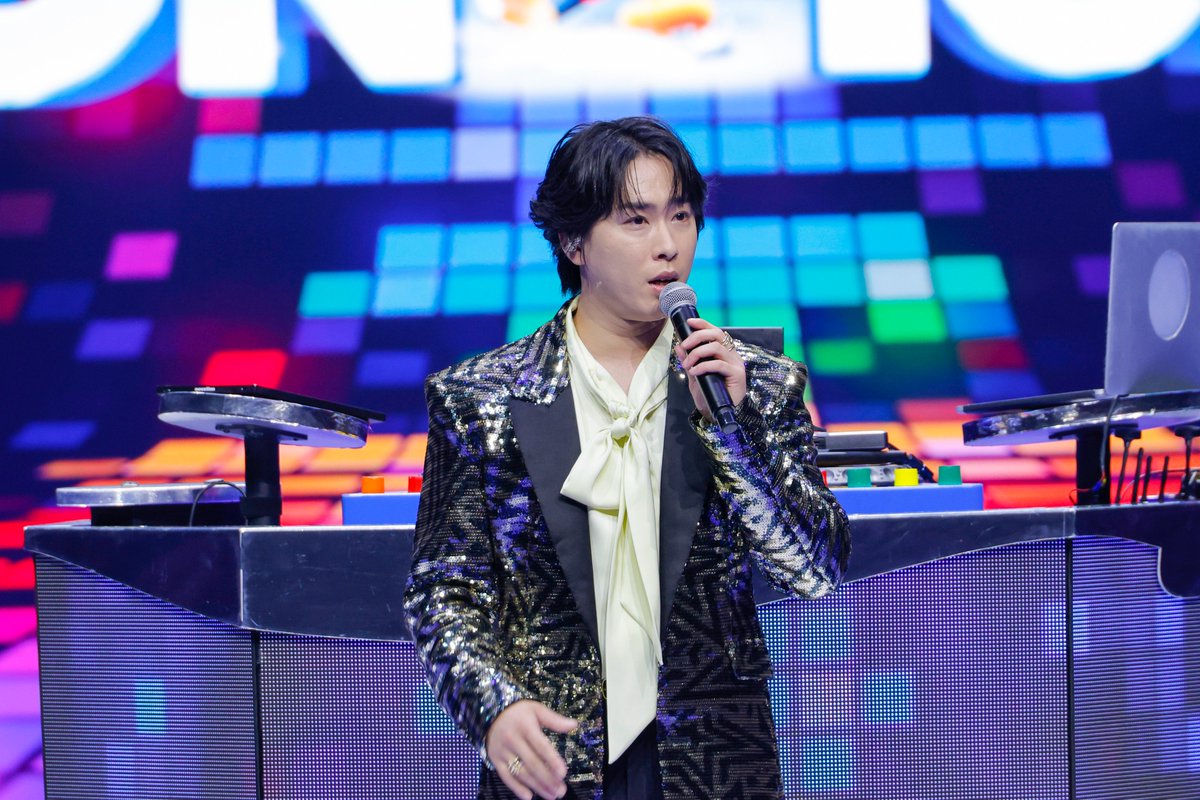 oricon's tweet photo. Snow Man宮舘涼太
2年連続ディズニー・オン・アイス出演⛸️
⠀
ルンバに乗って氷上に登場し
「アンダー・ザ・シー」歌唱で盛り上げる✨️️
⠀
ミッキーに憧れ「笑顔にすることの天才」🌹
https://t.co/CPmzThVFXU
⠀
#ディズニーオンアイス https://t.co/tnLv6w4Dmc