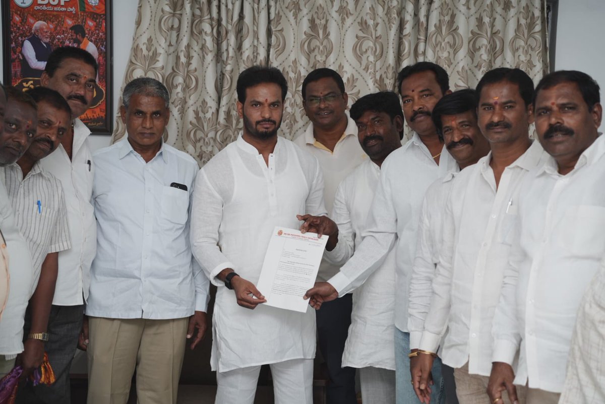 Raviyadav_bjp's tweet photo. శేరిలింగంపల్లి నియోజకవర్గంలో చేపట్టనున్న మెట్రో ఫ్లైఓవర్, రోడ్డు విస్తరణ పనుల వల్ల గంగారం గ్రామంలోని ఆలయాలకు నష్టం వాటిల్లకుండా చర్యలు తీసుకోవాలని కోరుతూ గంగారం గ్రామస్తులు మసీద్‌బండ బీజేపీ కార్యాలయంలో నన్ను కలిసి వినతిపత్రం అందజేశారు. https://t.co/llQdSgPqNJ