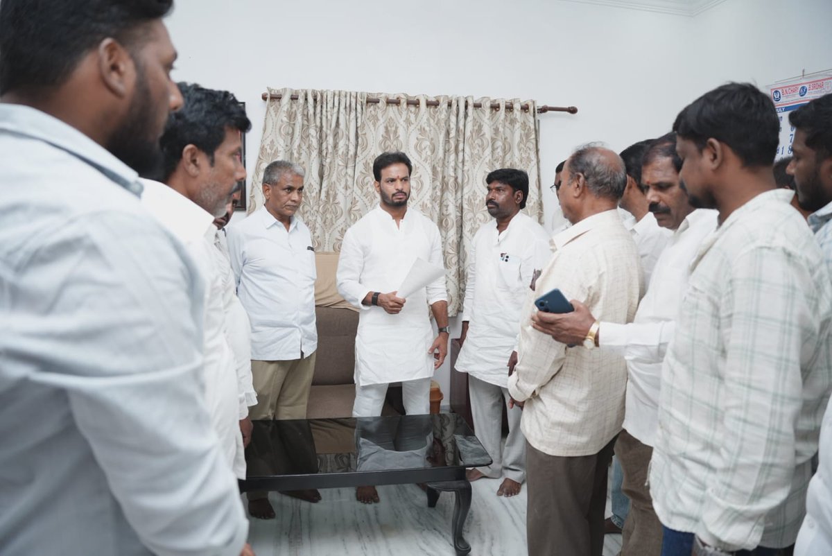Raviyadav_bjp's tweet photo. శేరిలింగంపల్లి నియోజకవర్గంలో చేపట్టనున్న మెట్రో ఫ్లైఓవర్, రోడ్డు విస్తరణ పనుల వల్ల గంగారం గ్రామంలోని ఆలయాలకు నష్టం వాటిల్లకుండా చర్యలు తీసుకోవాలని కోరుతూ గంగారం గ్రామస్తులు మసీద్‌బండ బీజేపీ కార్యాలయంలో నన్ను కలిసి వినతిపత్రం అందజేశారు. https://t.co/llQdSgPqNJ