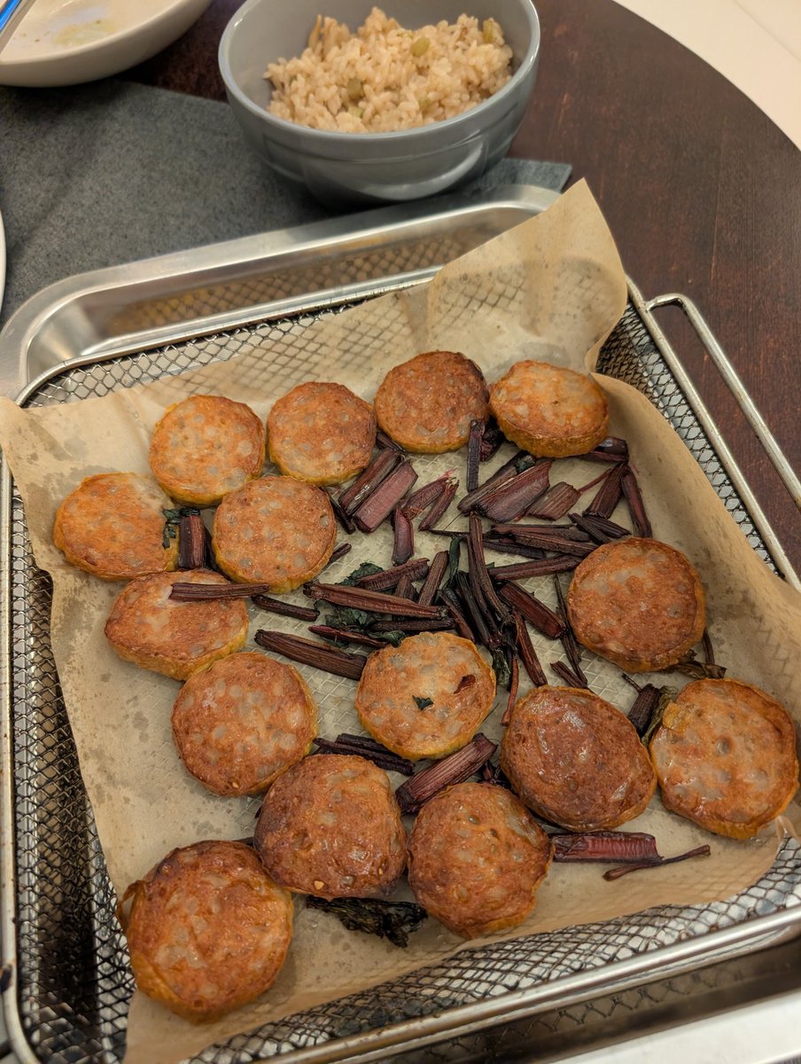 BlueHeartsUWS's tweet photo. Air fryer cooked sliced sausages & beet greens.
#Weekdaymeal
#香港自炊生活 https://t.co/Y0GY0TWkjE