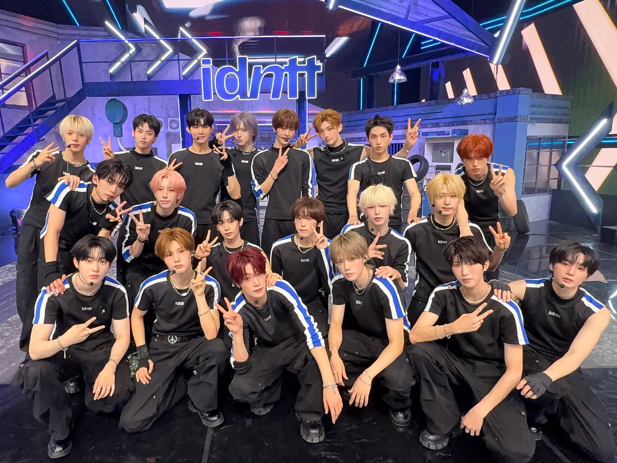 idntt_cosmo's tweet photo. 📸 260717 #뮤직뱅크

다시 마주한 첫 시작
끝없이 펼쳐질 우리의 이야기💫

#idntt #아이덴티티 
#Kids_Return #itsnotover https://t.co/Lc0BqN6M6Q
