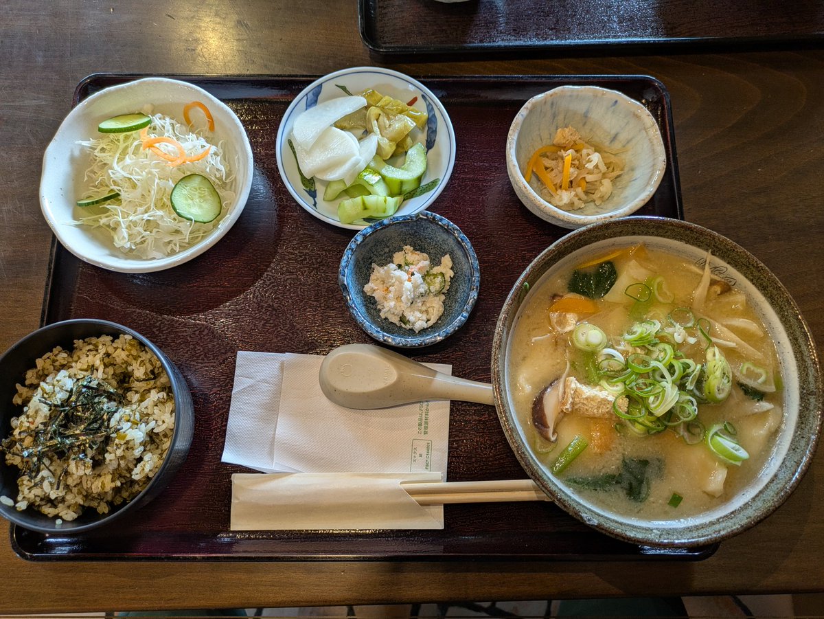 pomz0715's tweet photo. 出張帰りに昼食で立ち寄ったお店、だご汁美味かったー
あとおかわり自由の漬け物が最高に美味かった！
標高が高いからか気温も24℃くらいで過ごしやすかったし下界に下りたくなかった(福岡もどったらメガネが曇るくらいの蒸し暑さ) https://t.co/29MYXxlT12