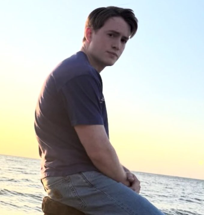 ghostinkit's tweet photo. this is insane i can’t believe the heartstopper era ended https://t.co/ZAeSSYNorM