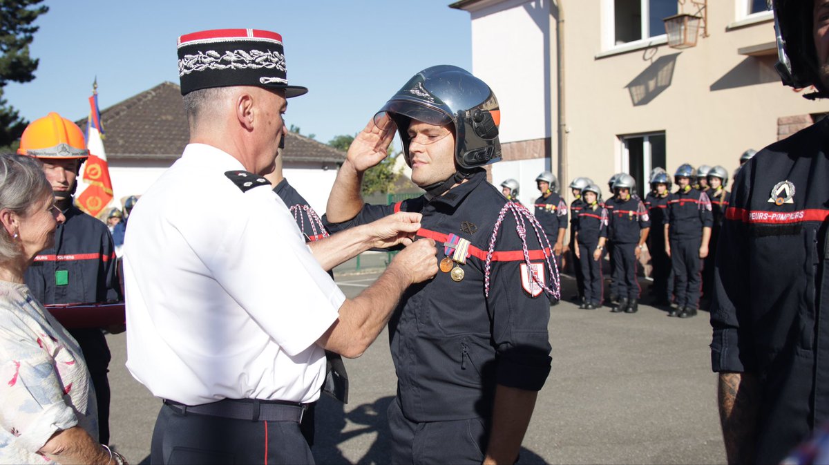 sdis68's tweet photo. 👨‍🚒 À Turckheim, le capitaine Philippe RUEFF a transmis le commandement au lieutenant Cédric BISCH.

Hommage au chef de centre sortant, médailles et promotions ont rythmé la cérémonie. Félicitations à tous ! 

📸 T. SCHMITTE https://t.co/RJYhkeKMPA