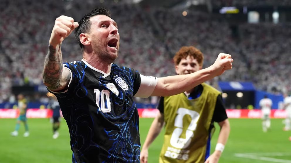 infobae's tweet photo. LOS SECRETOS DE MESSI PARA BRILLAR EN EL MUNDIAL 2026 A LOS 39 AÑOS: CÓMO LE GANÓ AL TIEMPO

“He estado preparándome para este Mundial durante casi un año”, confesó tras el triunfo ante Inglaterra. Los números que prueban que hoy descolla aún más que en Qatar 2022.

Lionel Messi sabe cosas. Tiene que dar explicaciones. No puede quedar impune. O, al menos, que comparta su sabiduría. ¿39 años? ¡Vamos! Debe ser el único ser humano que conoce la ubicación exacta de la fuente de la eterna juventud. Su pasaporte puede decir que tiene 39 años, pero la realidad lo desmiente permanentemente. La alternativa es que le haya ganado al tiempo. O que el tiempo se haya dejado ganar, obnubilado con su talento.

Infobae 📎 https://t.co/Lk24Twf42p
