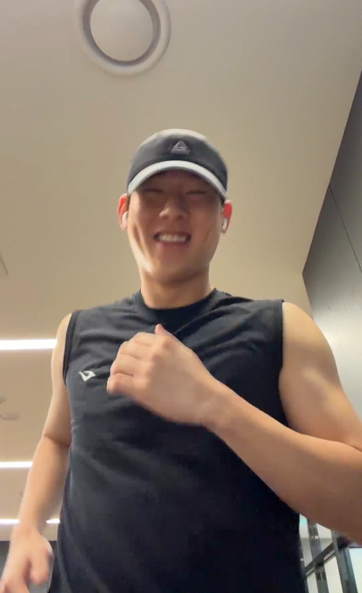 jws88b's tweet photo. DONT even think twice about getting jooheon bble because you literally get 30 minutes of him working out. WHAT IS HIS PROBLEM https://t.co/IA5fxAOePv