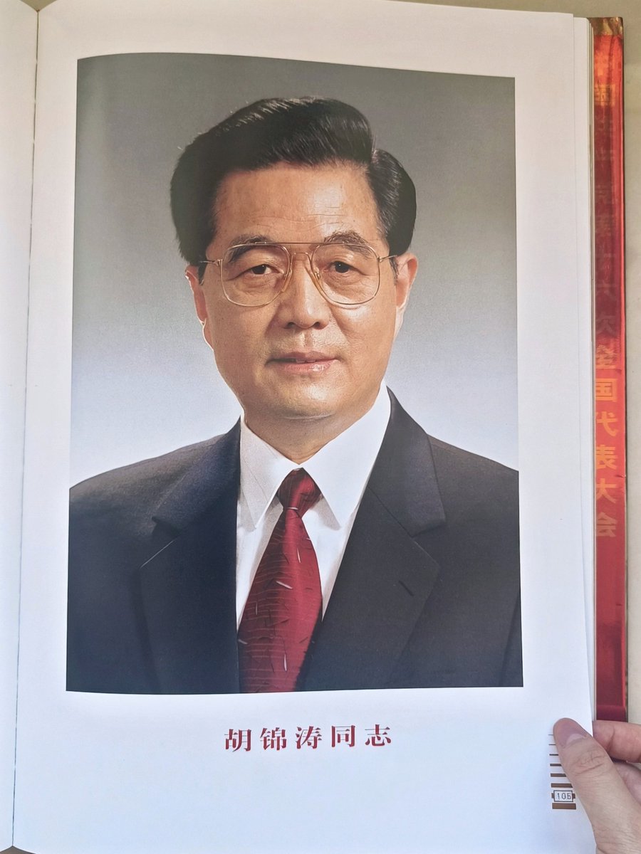 kkkiku233's tweet photo. 好大的胡金桃同志 第一次看清原来这个眼镜和经典皮肤那款不一样欸 https://t.co/pDfvTcjxqM