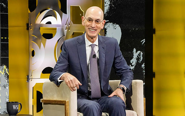 Basket_Infos's tweet photo. Il n’y a pas que les équipes et les joueurs qui attendent la décision de LeBron James, Adam Silver et la NBA aussi

« Nous devons finaliser le calendrier, et l’équipe dans laquelle jouera LeBron aura un impact sur sa construction… Cela influencera notamment la semaine d’ouverture et les matchs de Noël. J’ai donc besoin qu’il prenne une décision. »

Via CNBC Sport