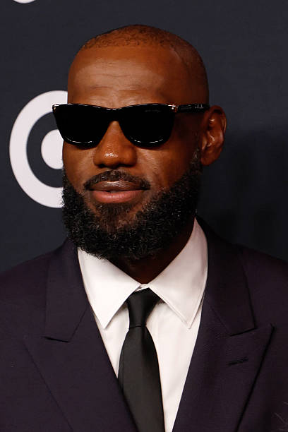 Basket_Infos's tweet photo. Il n’y a pas que les équipes et les joueurs qui attendent la décision de LeBron James, Adam Silver et la NBA aussi

« Nous devons finaliser le calendrier, et l’équipe dans laquelle jouera LeBron aura un impact sur sa construction… Cela influencera notamment la semaine d’ouverture et les matchs de Noël. J’ai donc besoin qu’il prenne une décision. »

Via CNBC Sport
