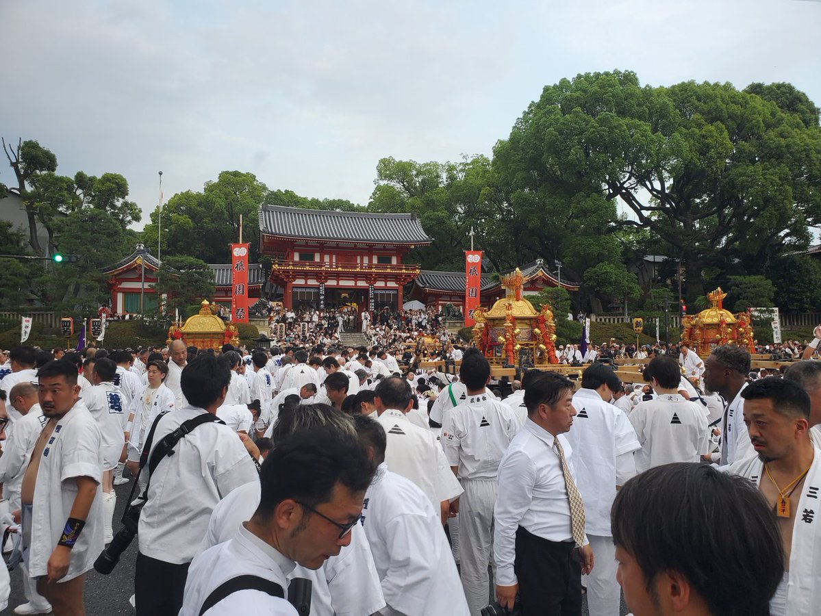 商談中♥ 神輿が八坂神社の石段下に 揃い踏み‼️