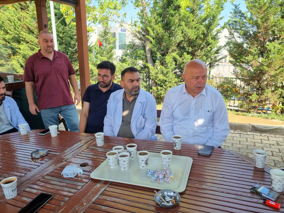 TmsGebzeSube's tweet photo. İŞYERİ ZİYARETİ…

Şube Başkanımız İsmail ÇİÇEK TAKOSAN OTOMOTİV İşyeri Genel Müdürü Arda KÖKEN’i ziyaret etti.Ayrıca Çalışan Üyelerimizle Çay Molasında Üyelerimizle Sohbet Etti. https://t.co/0Rig9ylNHi