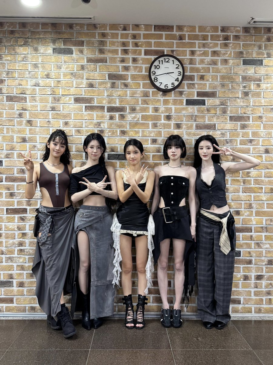 official_i_dle's tweet photo. [📸] 260717 @ #뮤직뱅크

#아이들 #idle
#We_made
#Gimme_Dat_Love https://t.co/lMCTz69PxP