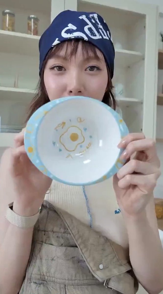 OrmKornVN's tweet photo. Bạn OP này chia sẻ bên Weibo hay quá nên mình dịch cho mọi người đọc 🥰

OP: "Một em bé siêu cấp đáng yêu luôn á. Hồi nhỏ thì biết lấy mấy thứ bản thân tự pha trộn đem bán cho bà ngoại, lớn lên rồi thì tự tay chuẩn bị món nước sốt dầu hào mà mình yêu thích để bán cho các fan. Thế nhưng so với một em bé Orm hồi nhỏ hay nghịch ngợm trong bếp đến mức vô tình làm nổ tung cả lên, thì Orm của lúc trưởng thành đã biết kiểm soát chất lượng, chứng nhận an toàn thực phẩm cũng như các quy định chuẩn mực trên mọi phương diện, tất cả những gì cần có đều được chuẩn bị đầy đủ 🥹 Cho dù đối tượng khách hàng phần lớn là fans nhưng thái độ phải có trách nhiệm với fan của em ấy thực sự khiến người ta yêu thích vô cùng..."

cre: 请随身携带鼻通
#OmuAndCo #HouseSauce #TinyBottleBigFlavorParty
#OrmKornnaphat #ออมกรณ์นภัส