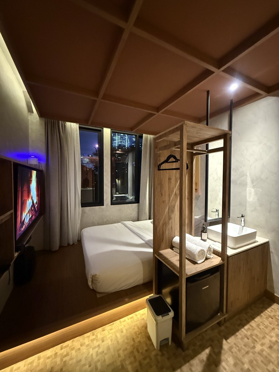 gascarjr's tweet photo. Hotel 21+ di Jaksel punya kamar mandi transparan.. 

kamarnya punya view citylight jakarta dan sudah pakai smart TV + soundbar jadi makin gong suaranya buat nonton Netflix.. https://t.co/2BAiAn4mfe