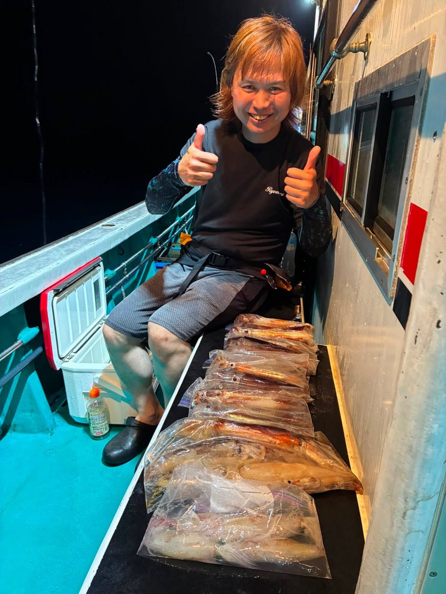 omusubitaritari's tweet photo. 本日もTARITARI18時からオープン！
釣りものは
ケンサキイカ🦑
スルメイカ🦑
それぞれ違う美味しさがありますので是非🦑
プレミアムおむすびに天むす登場🍙🦐
是非お試しください🍙

前半　わーけん　みあ
後半　わーけん　まな https://t.co/ryt20Ot2Mn