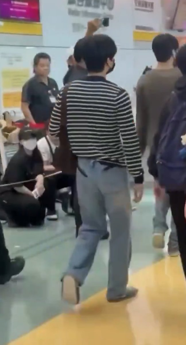 augustmarkie's tweet photo. from wearing formal shoes to slippers oh get well better soon, jaemin ❤️‍🩹 https://t.co/Unp2AVTQBm