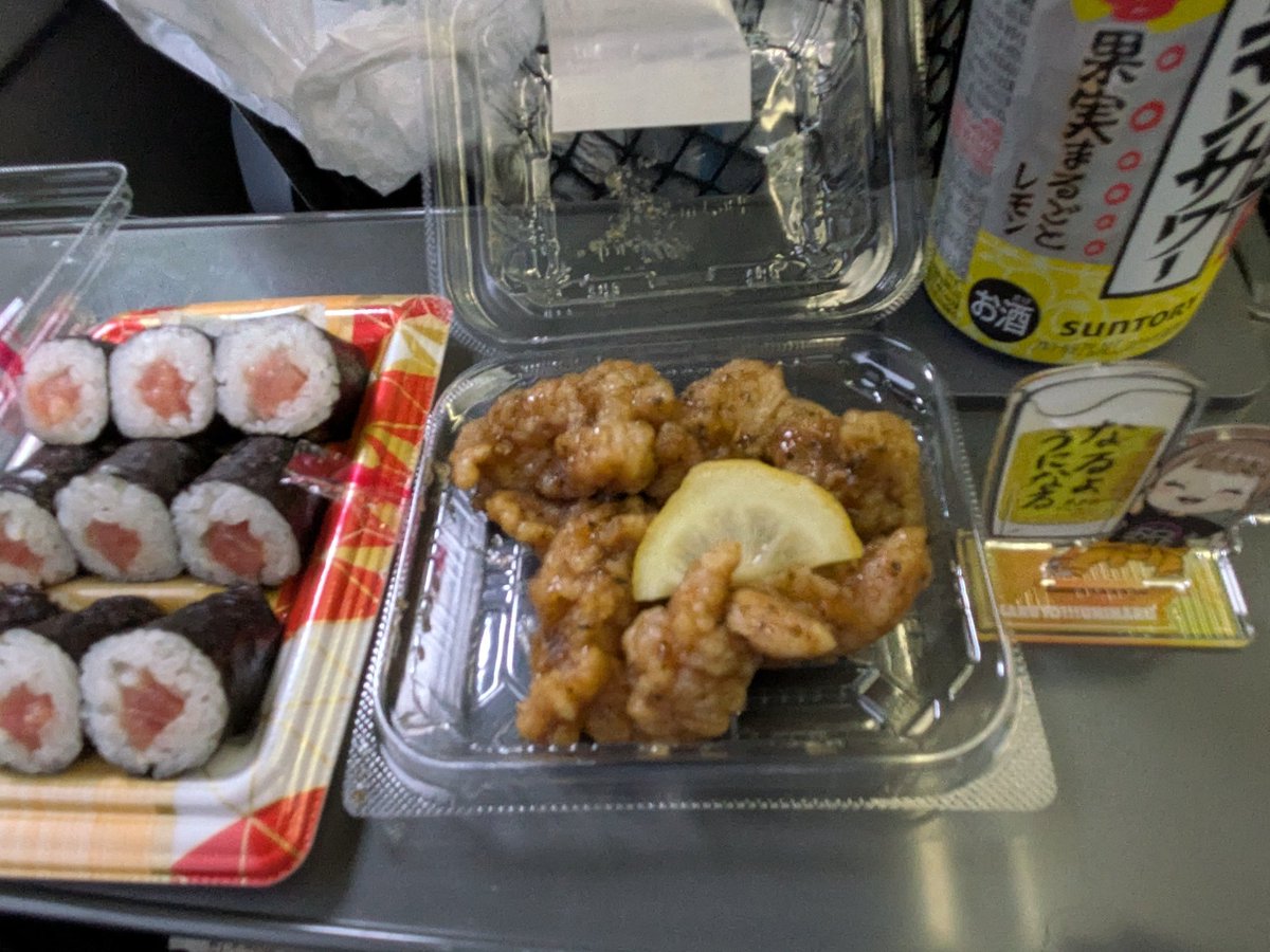 love417liner's tweet photo. 夕食😋
普段特急乗る時にお酒買うことは無いんだけど、夕食だし週末だし、晩酌しちゃおうということで買ってきました！
アクスタもうになるのやつで🧡
今日も一日お疲れさまでした！🍻 https://t.co/j9OemzgBCR