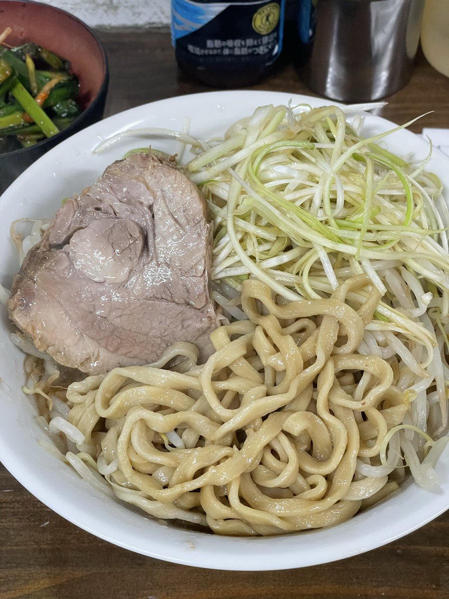peach3003_0101's tweet photo. 1ヶ月ぶりのG系😋
そして何年ぶりかの武丸🤩

前回ゎ辛まぜそばだったから今回は
シンプルにラーメンで!!＋ネギとﾆﾗｷﾑﾁ
美味しかったー🥰💕
豚も美味しかったー😍

旦那ゎつけ麺 大
ここらで1番美味しいって😆

今年ゎまだ二郎も行ってないしほんとG系を食べなくなった🥺 https://t.co/KwgtpDsJWO