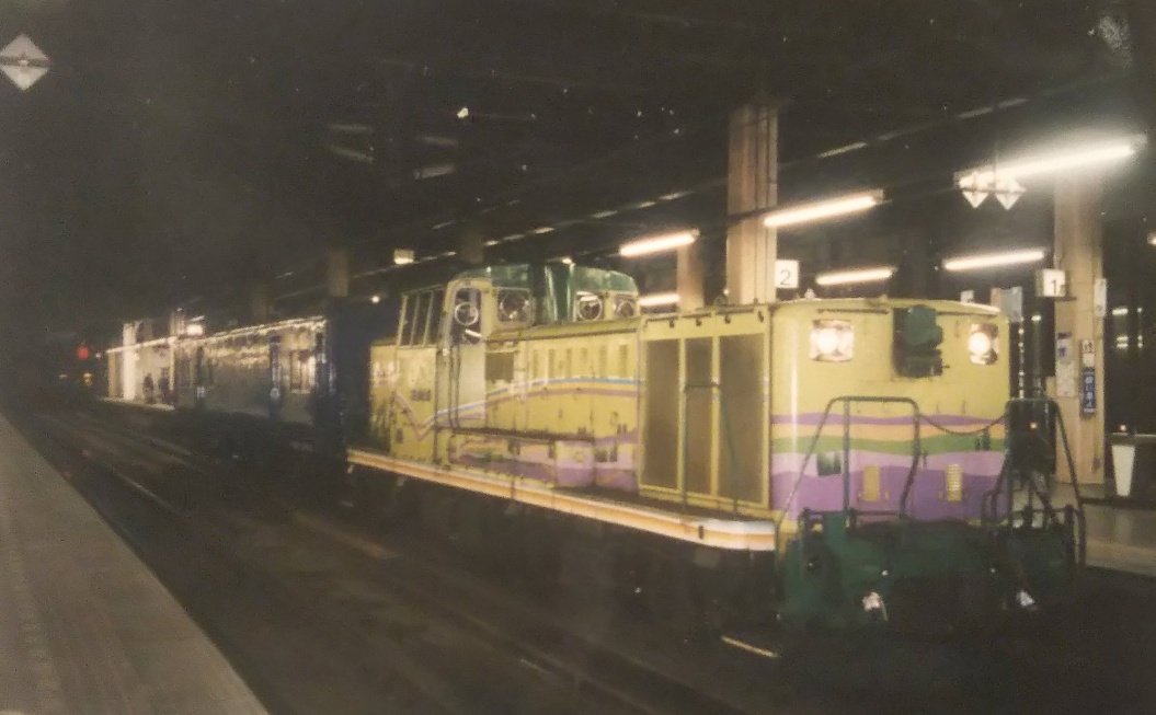 RT32JACK's tweet photo. 富良野ノロッコ初代塗装のDE15-2516とスユニ50-511
撮影した記憶が全く無いのだがネガの前後を見たら名寄駅主催のリバイバルおおとりの運転日に撮影らしい。SNSが無かった時代はこんな列車なんて殆ど縁が無く、偶然撮れたものばかりです。 https://t.co/iQIEwO2Xam
