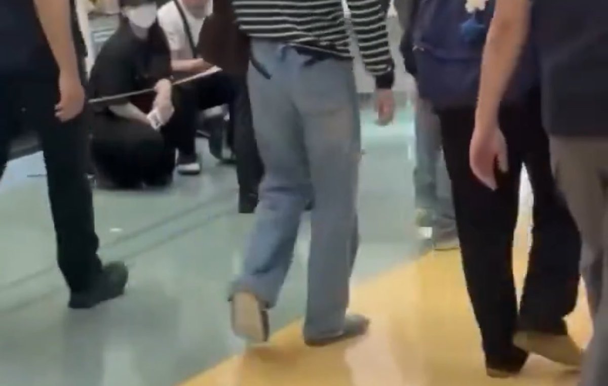 luminajaem's tweet photo. jaemin literally left wearing sneakers and changed into slippers when he arrived… i really hope he’s okay😔 https://t.co/VQF8WOH4ES