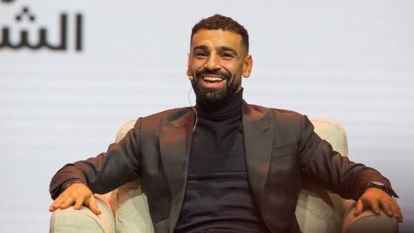 Egyptionfootbal's tweet photo. الظهور لما يزيد عن اللازم قيمته بتقل

بقالي يومين متابع لقاءات لاعيبة المنتخب وزوجاتهم، ومح��ور النقاش في الحوارات 

وفي نفس الوقت، عيني التانية شايفة "المينتاليتي" المختلفة لمحمد صلاح

عمري ما شفت حوار مع صلاح قائم على الابتذال، أو أسئلة عن حياته الشخصية هو وزوجته، ولا تفاصيل من نوع بيكلمها امتى قبل الماتش أو بعده ولا قالتله إيه.. لأنه ببساطة عارف إن دي حياته الخاصة، ونجاحه مش محتاج يتسند على كشف تفاصيل من حياته الشخصية، لكن بيحكي قصته الملهمة.. بيحكي النسخة اللي كتير نفسهم يكونوا زيه فيها.. بيزرع الأمل والطموح 

بص إزاي صلاح بيجري ورا تعزيز ظهوره.. مش لازم يبقى موجود في كل احتفالية، ولا كل لقاء.. هو عارف إن الظهور لما يزيد عن اللازم قيمته بتقل.. حتى غ��ابه عن احتفالية استاد القاهرة بيوضح جزء من العقلية دي، بيختار امتى يكون حاضر، وامتى يسيب إنجازه هو اللي يتكلم عنه.. لأن قيمة النجم مش في عدد مرات ظهوره، لكن في تأثيره الحقيقي وإنجازاته

مش كل فرصة للظهور تستحق إنك تظهر فيها، وأحيانًا الحفاظ على قيمتك يكون من اختيار اللحظة المناسبة، مش من الوجود الدائم علشان كده صلاح ناجح وهايفضل مختلف