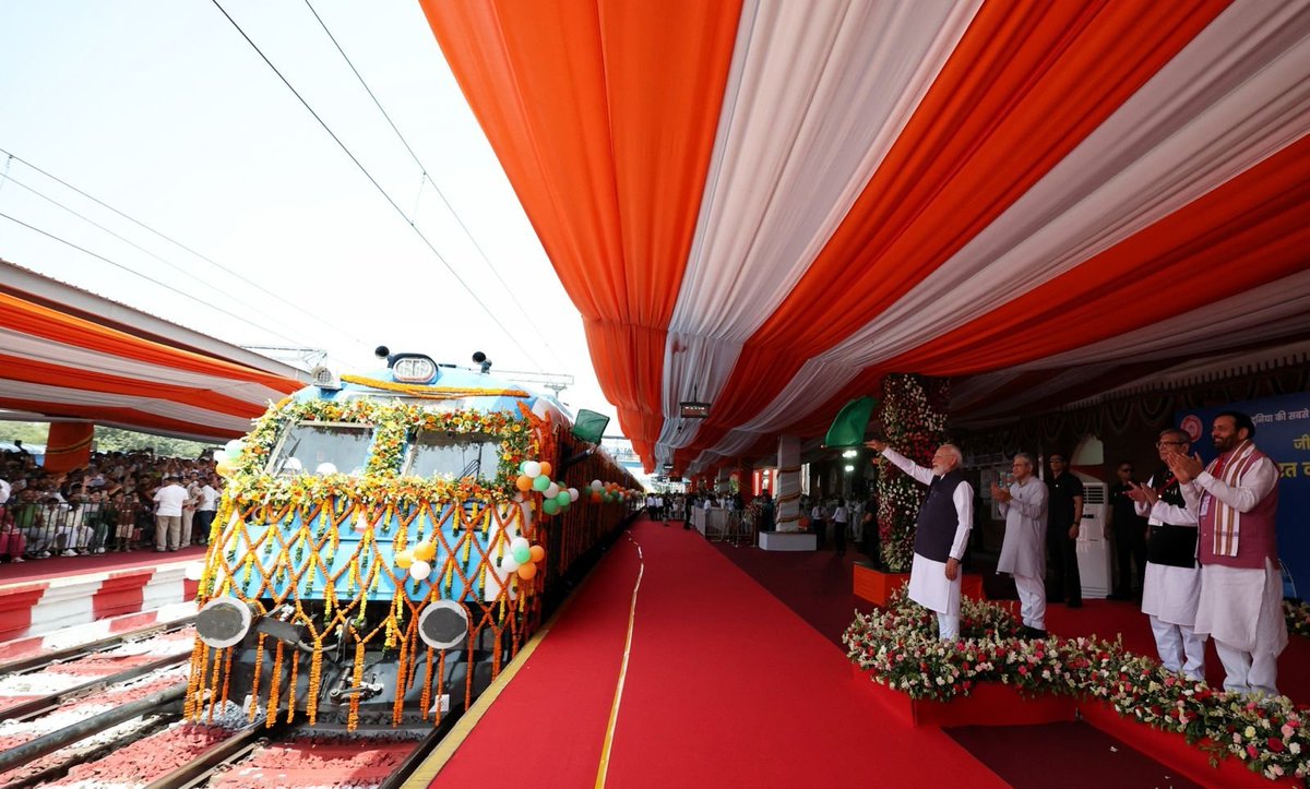 narendramodi's tweet photo. हरियाणा के जींद में देश की पहली हाइड्रोजन ट्रेन को हरी झंडी दिखाकर गौरवान्वित हूं। स्वच्छ, हरित और आत्मनिर्भर भारत के निर्माण की दिशा में यह एक बड़ी उपलब्धि है। अत्याधुनिक टेक्नोलॉजी से बनी यह ट्रेन न केवल भारत की तकनीकी क्षमता का प्रतीक है, बल्कि पूरी दुनिया के लिए भी एक मिसाल है।